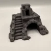 cachette-reptile-arche-pla Vue de profil de la structure archéologique, mettant en évidence les détails de la pierre usée par le temps et la grande arche traversante protectrice.