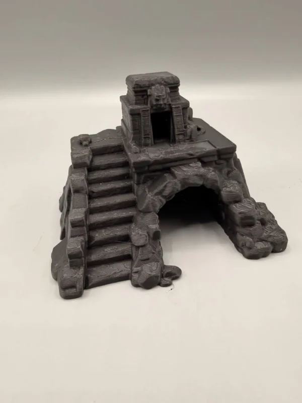 cachette-reptile-arche-pla Vue de profil de la structure archéologique, mettant en évidence les détails de la pierre usée par le temps et la grande arche traversante protectrice.