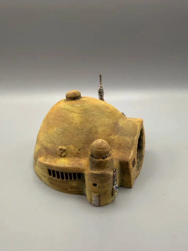 decor-wargame-impression-3d-detail Gros plan sur les détails d'impression 0.08 mm du bâtiment de science-fiction à peindre, mettant en évidence les reliefs réalistes parfaits pour un décor de wargame sur table.
