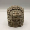 Vue de trois-quarts mettant en valeur les ornements d'oreilles et les fines strates rocheuses de ce décor archéologique pour aquarium et terrarium.