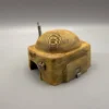 dome-miniature-peinture-grès Le refuge brut posé sur un fond neutre, révélant ses fines textures imitant le grès naturel pour cette superbe décoration miniature à peindre soi-même.