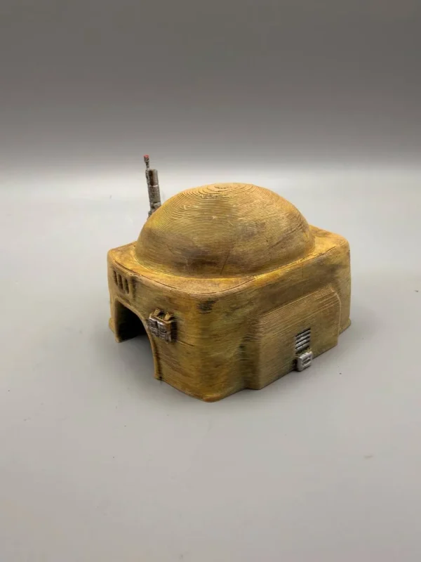 dome-miniature-peinture-grès Le refuge brut posé sur un fond neutre, révélant ses fines textures imitant le grès naturel pour cette superbe décoration miniature à peindre soi-même.