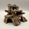 Aménagement de terrarium humide réussi avec la souche d'arbre artificielle installée dans la mousse végétale.