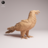 statuette-gypaete-barbu-impression-3d Statuette de gypaète barbu issue d'une impression 3D haute précision posée sur un plan de travail de modélisme.