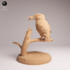 Zoom sur les détails sculptés du plumage et du bec d'une statuette de martin-pêcheur brute prête à peindre.