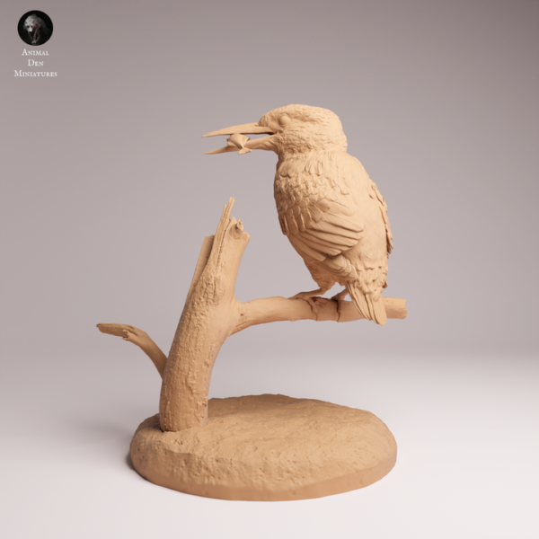 Zoom sur les détails sculptés du plumage et du bec d'une statuette de martin-pêcheur brute prête à peindre.