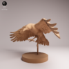 Gros plan sur les détails des plumes sculptées d'une figurine de corbeau issue d'une impression 3D en résine.