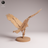 Détails des serres acérées de la figurine d'oiseau serrant un perchoir en forme de branche texturée écorce.