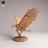 Gros plan sur les ailes déployées de la maquette de grand corbeau en résine montrant les détails des plumes.