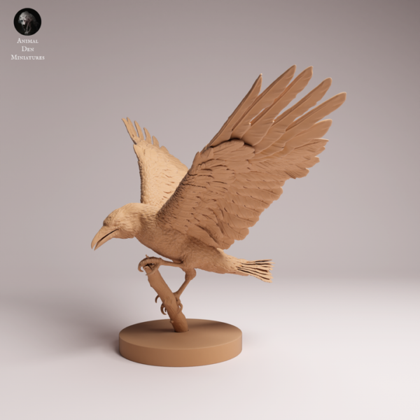Gros plan sur les ailes déployées de la maquette de grand corbeau en résine montrant les détails des plumes.