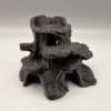 Abri thématique avec plusieurs plateformes d'escalade et cavités intérieures pour gecko et lézard.