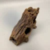 refuge-reptile-aquarium-pla Vue plongeante sur un abri naturel pour reptiles et poissons en forme de rondin creux, montrant les différentes entrées sécurisées pour les petits animaux.