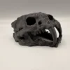 decoration-prehistorique-terrarium Décoration préhistorique pour terrarium placée au milieu de végétaux vivants et de terreau, formant un abri naturel et mystérieux.