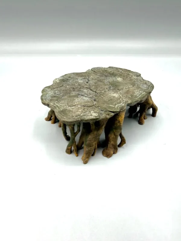 Accessoire d'aménagement pour terrarium tropical vu de trois-quarts, mettant en évidence les passages pour petits insectes.