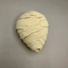 repulsif-naturel-guepes-mur Répulsif naturel contre les guêpes fixé sous une avancée de toit en briques, montrant son intégration discrète et harmonieuse en extérieur.