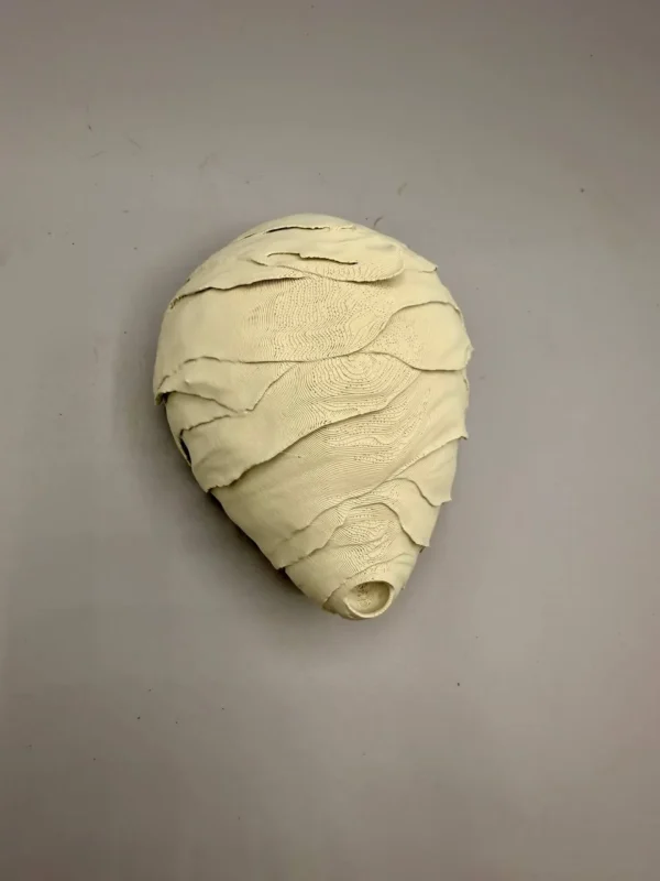 repulsif-naturel-guepes-mur Répulsif naturel contre les guêpes fixé sous une avancée de toit en briques, montrant son intégration discrète et harmonieuse en extérieur.
