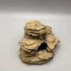 refuge-naturel-strates-sedimentaires Vue d'ensemble tridimensionnelle du refuge naturel pour reptiles, révélant ses multiples plateformes de repos et ouvertures de grottes.