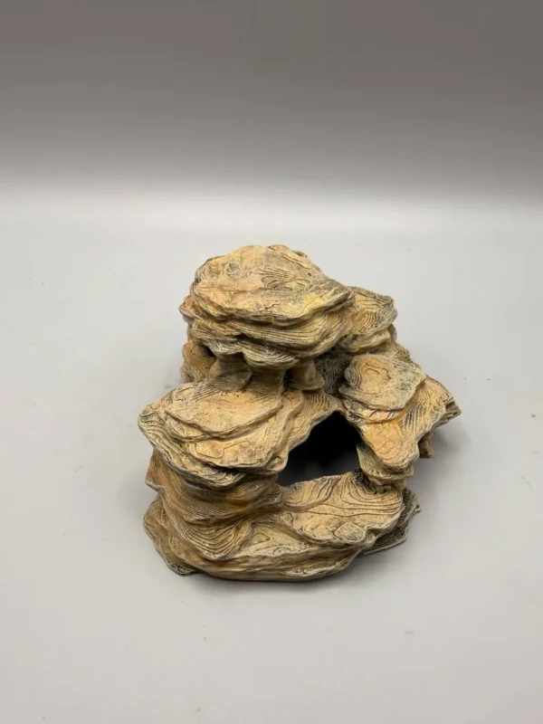 refuge-naturel-strates-sedimentaires Vue d'ensemble tridimensionnelle du refuge naturel pour reptiles, révélant ses multiples plateformes de repos et ouvertures de grottes.