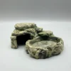 cachette-gamelle-eau-integree-terrarium Vue rapprochée de la texture rocheuse de la cachette gamelle eau intégrée terrarium, montrant les détails de l'impression 3D haute précision.