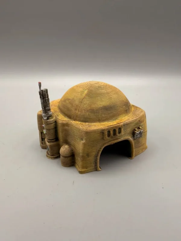 antennes-science-fiction-maquette Détail minutieux des équipements de communication sur le flanc du dôme, idéal pour immerger vos joueurs avec un décor jeu de rôle science-fiction ultra réaliste.