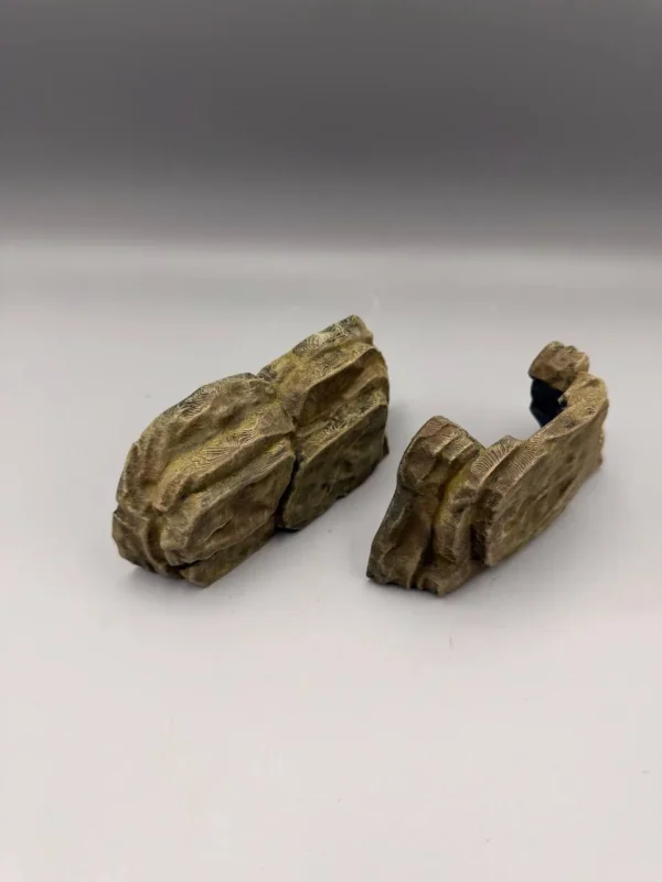 decor-drome-artificiel-strates-geologiques Vue rapprochée des strates géologiques et des micro-stries de précision d'un dôme artificiel pour reptile.