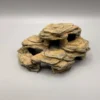 cachette-rocheuse-multi-niveaux-terrarium Zoom sur les détails fins d'une cachette rocheuse pour terrarium montrant les strates sédimentaires et la précision des couches d'impression 3D.