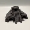 Vue plongeante de profil mettant en valeur les détails de pierre usée et les différentes cavités de la pyramide aztèque miniature.