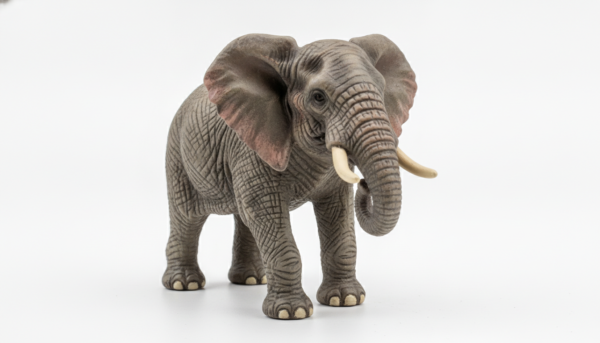Figurine d'éléphant d'Afrique Schleich, texture de peau ridée réaliste, peinture faite main, jouet robuste sur fond blanc de studio.
