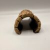 abri-bois-pla-details-stries Gros plan sur les détails fins de l'écorce et les micro-stries de précision d'une cachette de sol pour gecko.