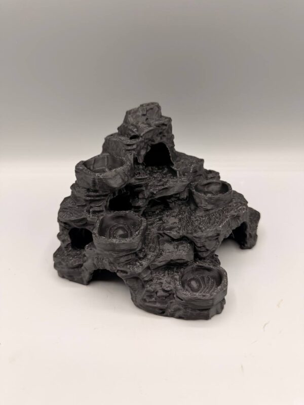 abri-reptile-poisson-impression-3d Détail de la texture érodée et du bassin de nourrissage intégré de cet abri pour reptile et poisson en impression 3D.