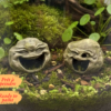 cachette-originale-terrarium-peinte Cachette originale terrarium à peindre en forme de visage souriant, parfaitement intégrée comme grotte pour reptile.