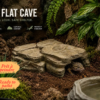 grotte-big-flat-cave-cachette-rocheuse-terrarium Grotte artificielle Big Flat Cave aspect dalles rocheuses installée dans un terrarium désertique avec sable.