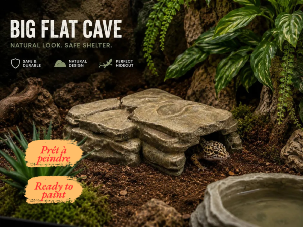 grotte-big-flat-cave-cachette-rocheuse-terrarium Grotte artificielle Big Flat Cave aspect dalles rocheuses installée dans un terrarium désertique avec sable.