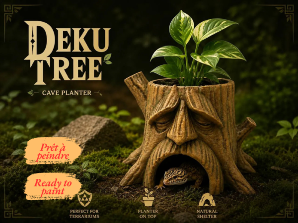 decor-jardiniere-grotte-deku-tree-terrarium Jardinière-grotte Deku Tree végétalisée avec plantes miniatures dans un terrarium humide avec un gecko.
