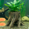 Vue de face de la décoration souche d'arbre Planter Hide en kit brut prêt à peindre pour terrarium.
