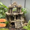 Intégration naturelle de notre décoration temple en ruines pour terrarium au milieu d'une végétation tropicale luxuriante.
