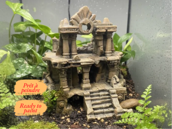 decoration-temple-ruines-terrarium Intégration naturelle de notre décoration temple en ruines pour terrarium au milieu d'une végétation tropicale luxuriante.