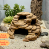 Cachette grotte terrarium désertique à peindre, parfaitement intégrée comme abri pour reptile dans un biotope aride.