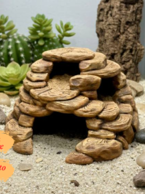 Cachette grotte terrarium désertique à peindre, parfaitement intégrée comme abri pour reptile dans un biotope aride.