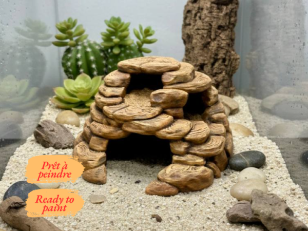 Cachette grotte terrarium désertique à peindre, parfaitement intégrée comme abri pour reptile dans un biotope aride.