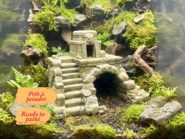 pyramide-azteque-terrarium-marches Vue de face d'une pyramide aztèque miniature en PLA brut posée sur un fond clair, dévoilant l'escalier central menant au sommet.