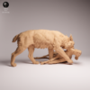 Gros plan sur la tête et le poitrail du félin, révélant la finesse de la sculpture du pelage et les plumets pointus caractéristiques de cette miniature animale en résine haute qualité.