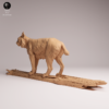 Détail de la souche d'arbre rugueuse servant de socle à cette figurine de félin réaliste, montrant les reliefs de l'écorce en résine.