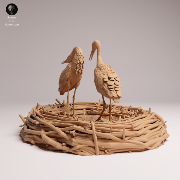 Gros plan sur les détails minutieux d'un nid de cigogne miniature en résine, montrant l'entrelacs réaliste des branches et la finesse des pattes des oiseaux.