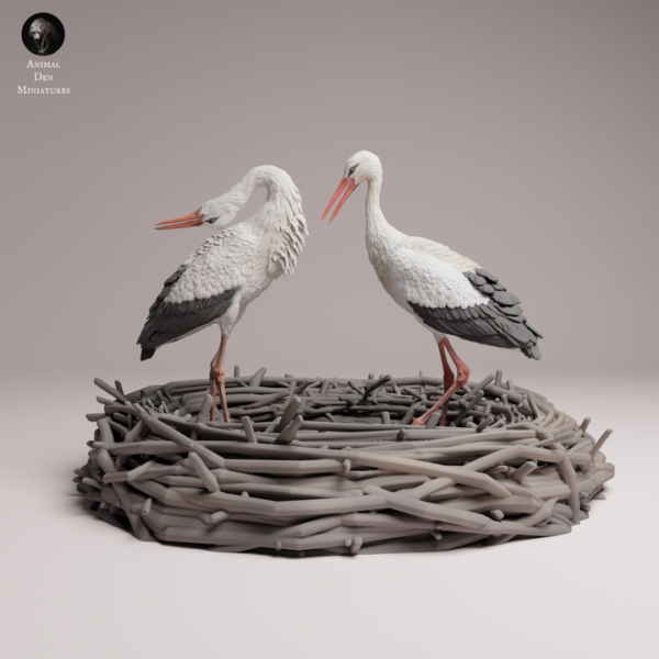 Vue de face d'une figurine de cigogne blanche à peindre à l'échelle un seizième, posée sur son grand nid texturé, prête pour la mise en couleur.