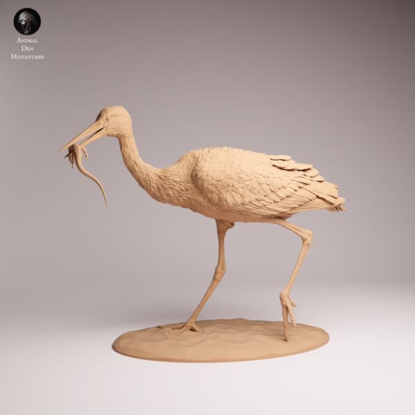cigogne-peinte-socle-texture-nature Mise en situation finalisée d'une scène de chasse animale miniature : la cigogne est peinte avec des plumes blanches et grises, des pattes roses réalistes, sur un socle imitant la terre naturelle.