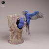 Vue détaillée du premier ara hyacinthe sculpté en plein vol, avec les ailes grandes ouvertes montrant la précision de la texture des plumes sur la figurine brute.