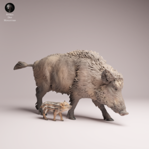 Vue détaillée d'une figurine en résine à peindre d'une laie et de son marcassin, montrant la texture réaliste du pelage et la posture de marche protectrice sur un fond neutre.