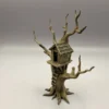 echelle-racines-decor-fantastique Zoom sur la base évasée de l'arbre et sa petite échelle en bois rustique qui permet de monter facilement vers la cabane perchée pour petit terrarium.
