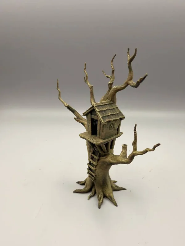 echelle-racines-decor-fantastique Zoom sur la base évasée de l'arbre et sa petite échelle en bois rustique qui permet de monter facilement vers la cabane perchée pour petit terrarium.